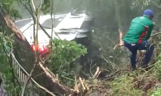 Os dois veículos saíram da pista após a colisão e caíram em uma ribanceira