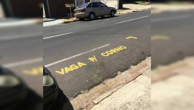 O morador fez a pintura por estar incomodado com clientes de bar nas proximidades que estacionam na frente do imóvel