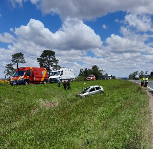 Capotamento no km 305 mobilizou equipes do Corpo de Bombeiros e PRE na manhã desta segunda