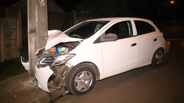 O acidente aconteceu na madrugada deste sábado (19).