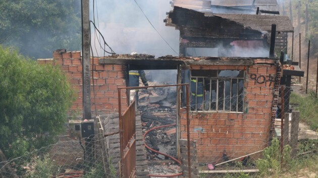 Imóvel ficou completamente destruído após o fogo