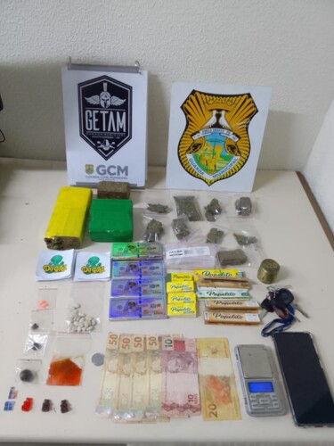 Drogas, balança, palitos, adesivos e dinheiro em espécie foram encontrados