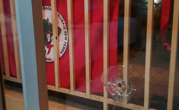 Tiro foi disparado contra a sala da residência, local onde a bandeira estava posicionada