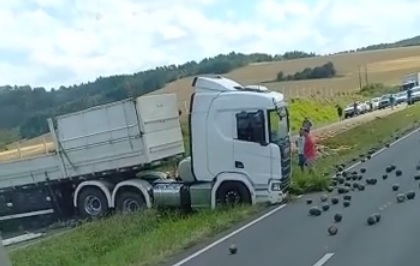 Acidente envolveu um caminhão Scania