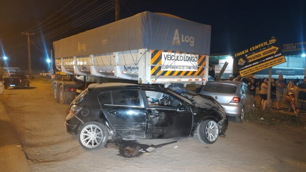 Ocupantes do Vectra, a mulher morreu no local e o adolescente sofreu lesões graves