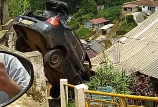 Motorista perdeu o controle da direção e o carro só parou ao cair em uma escadaria que dá acesso às casas