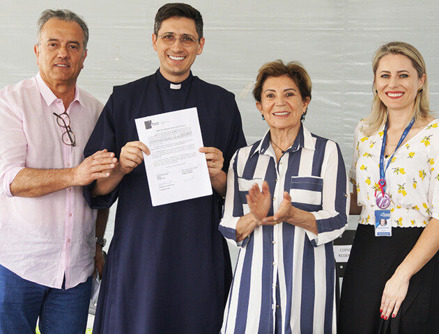 Deputado Plauto Miró (UB) e a Prefeita Elizabeth Schmidt (PSD) na cerimônia de entrega de veículos.