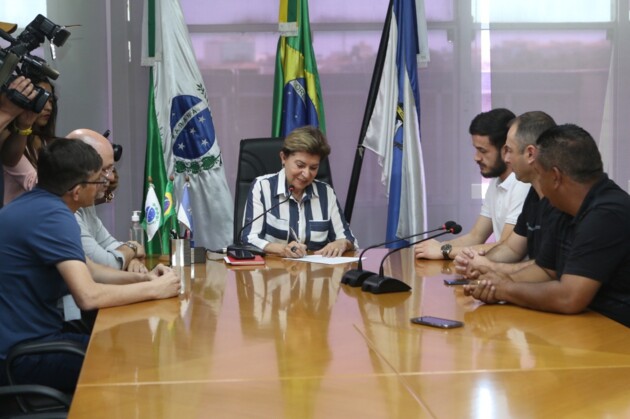 Solenidade de sanção à gratuidade do transporte no dia de eleição aconteceu na Prefeitura