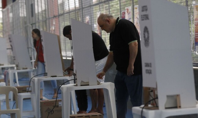 No Brasil há mais de 156 mil eleitores aptos a votar hoje