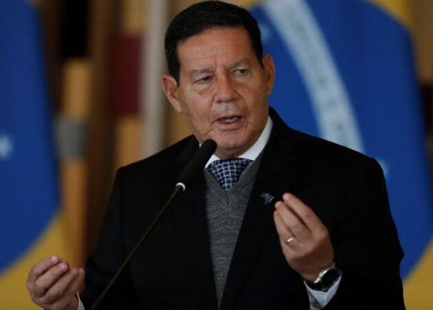 Hamilton Mourão (Republicanos) afirmou que não vai entregar a faixa presidencial