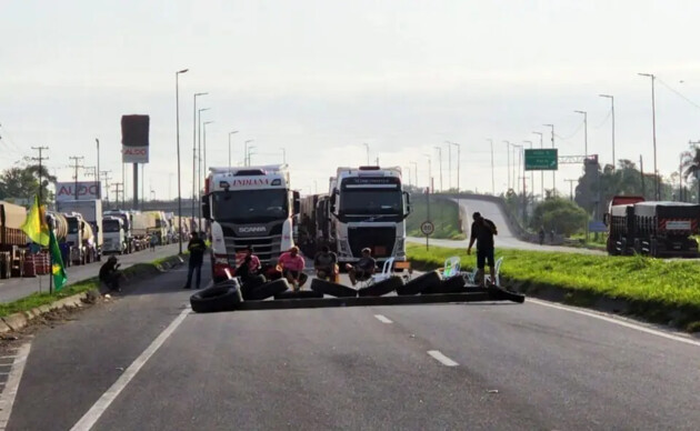 Bloqueio é na principal via de acesso e saída do Porto de Paranaguá