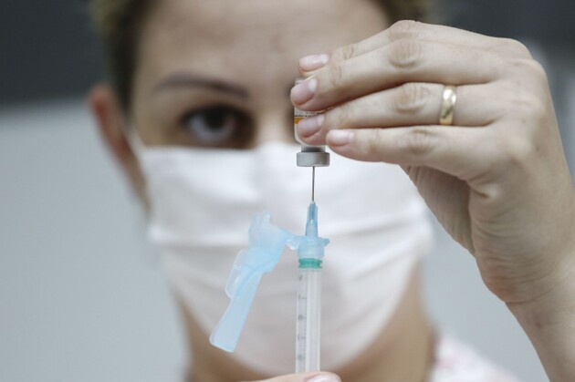 A média diária de pessoas vacinadas com a R2 passou de 812 para 5.295, um aumento de 552% na procura para a aplicação da dose