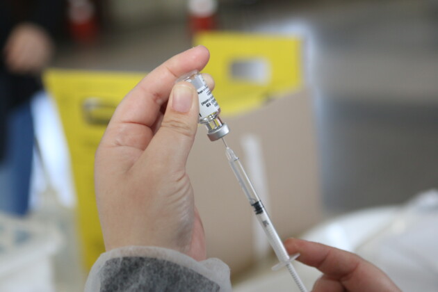 Qualquer pessoa acima de 18 anos que tenha tomado a 3ª dose no prazo estabelecido pode ir até uma sala de vacinação