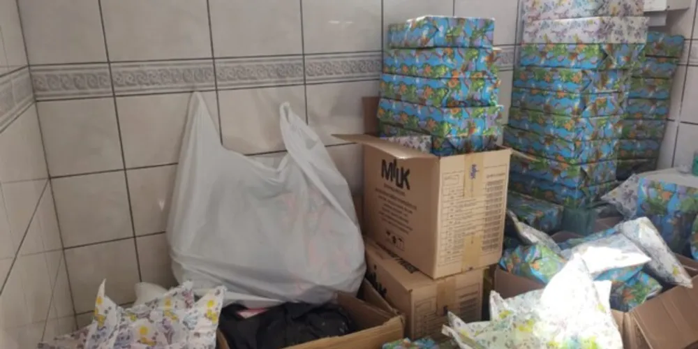 Além disso, o Papai Noel também vai distribuir um kit com doces, balas e chocolates