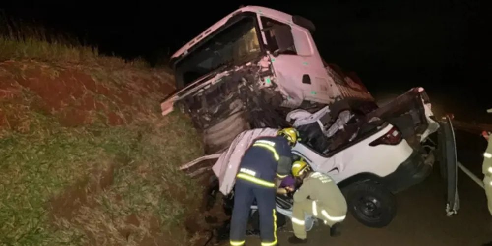 Os ocupantes do Fiat Strada não resistiram à gravidade dos ferimentos e morreram no local