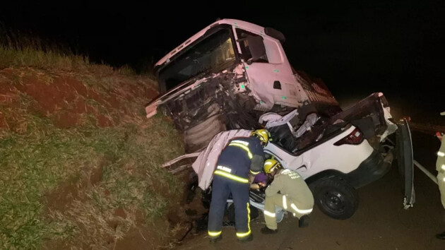 Os ocupantes do Fiat Strada não resistiram à gravidade dos ferimentos e morreram no local