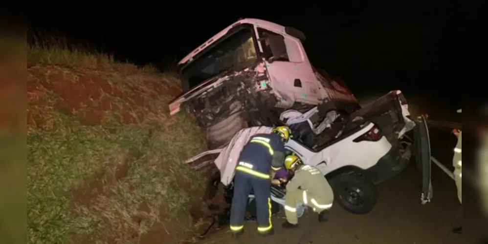 Os ocupantes do Fiat Strada não resistiram à gravidade dos ferimentos e morreram no local