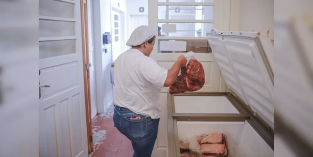 No total, são 1225 Kg de picanha e 80 Kg de camarão, que serão servidos nos dois Restaurantes Universitários