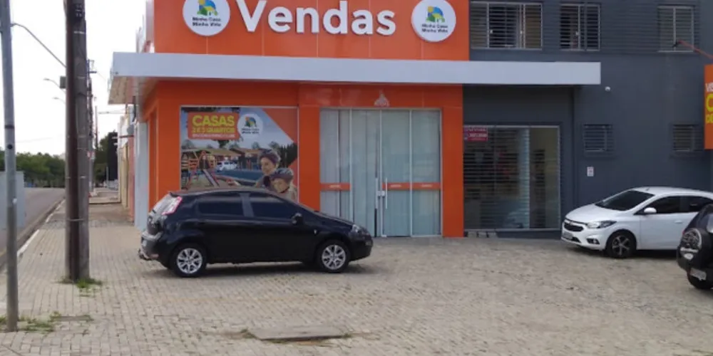 O novo empreendimento fica na Região da Colônia Dona Luiza, Rua Arno Wolf e as casas contam com entrada lateral e quintal privativo