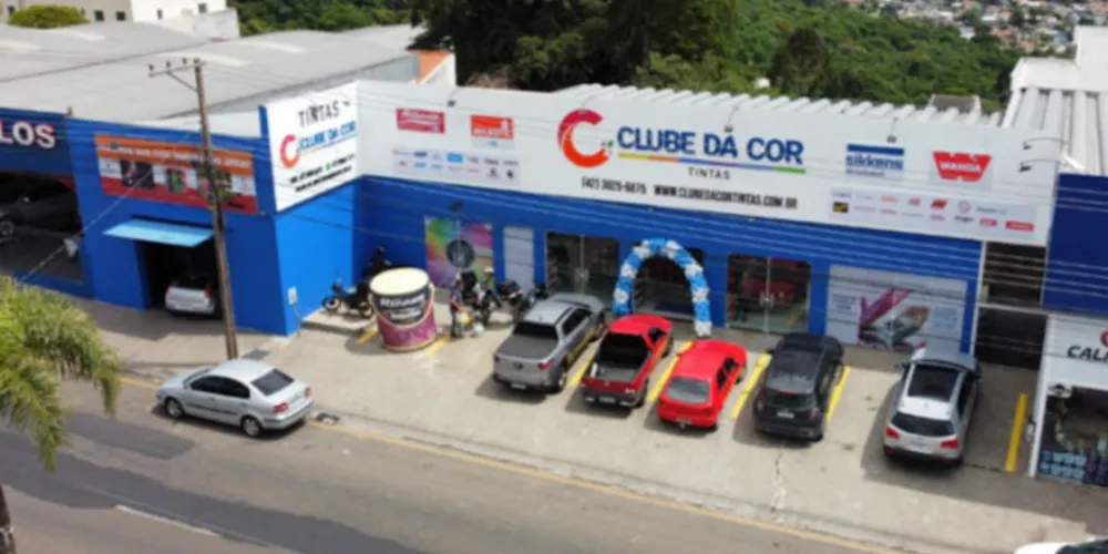 A loja trabalha com variedade de marcas e cores de tintas residencial, industrial e imobiliária além de uma linha completa de acessórios