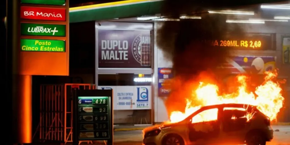 Ao menos oito veículos, incluindo cinco ônibus, foram incendiados durante a confusão que teve início ontem (12) à noite