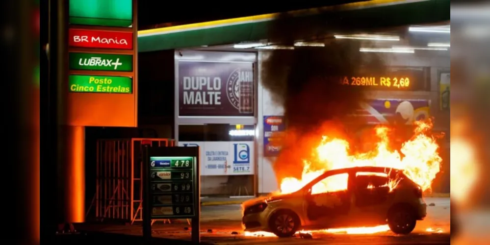 Ao menos oito veículos, incluindo cinco ônibus, foram incendiados durante a confusão que teve início ontem (12) à noite