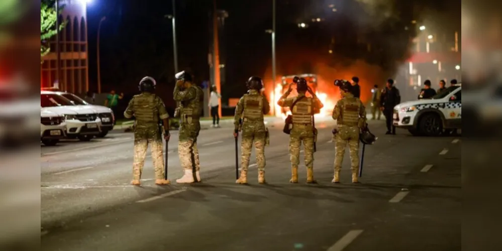 A área foi interditada até que o esquadrão de bombas do Batalhão de Operações Especiais (Bope) detonasse o material, por volta das 22h30 de ontem.