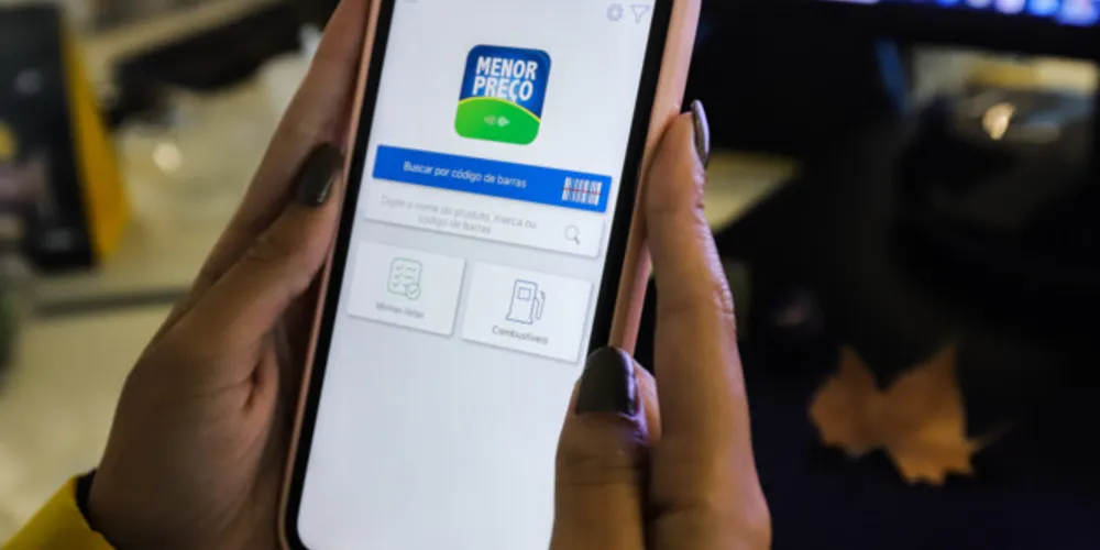 Por meio do aplicativo, é possível utilizar a leitura por código de barras de produtos ou pesquisar manualmente pelo nome do item desejado para montar o carrinho de compras sem estresse