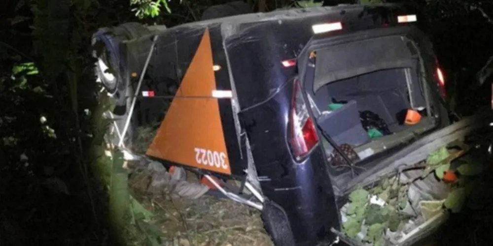 Ônibus com time de futebol cai de ponte e deixa mortos e feridos na BR-116