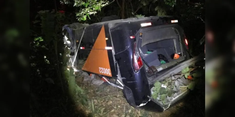 Ônibus com time de futebol cai de ponte e deixa mortos e feridos na BR-116