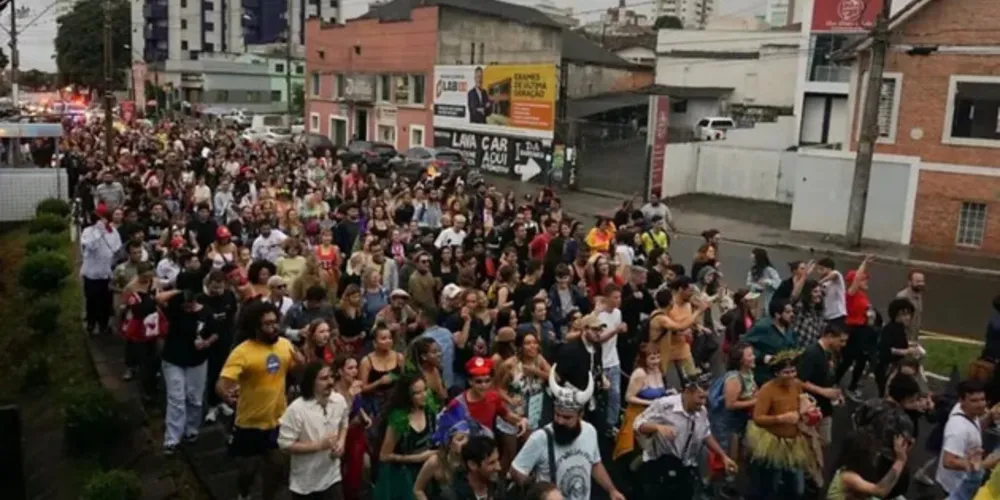 Centenas de foliões animaram a Benjamin Constant