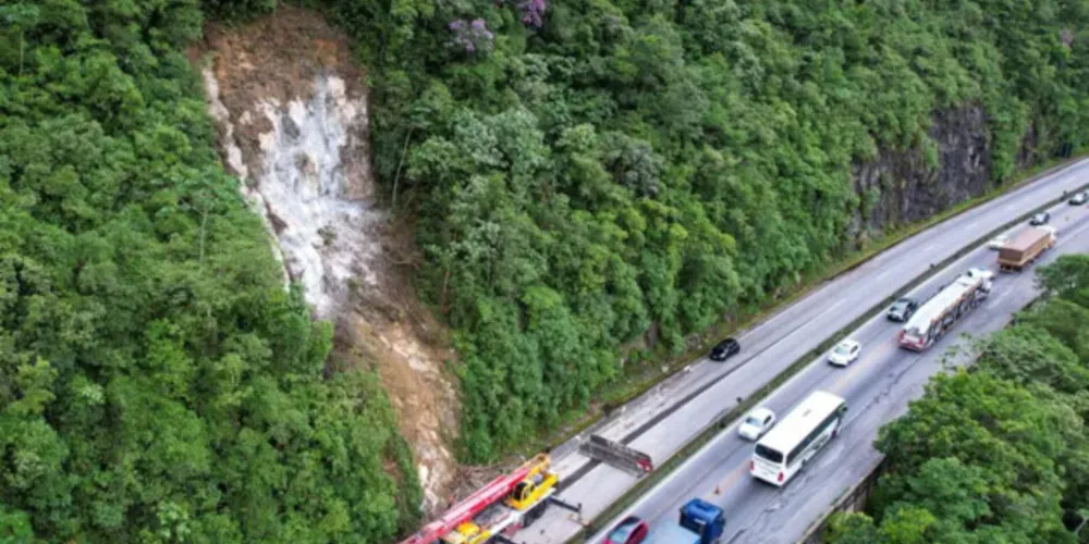 A restrição acontece sempre no sentido do maior fluxo, na descida para o litoral aos finais de semana e sentido capital no retorno.