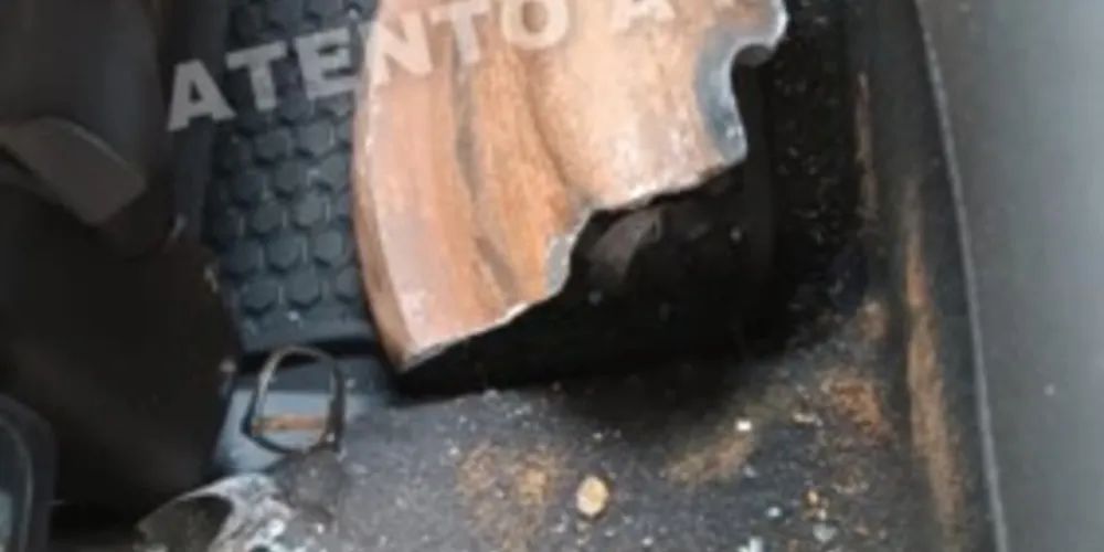 A peça teria atravessado o para-brisa e acertado a condutora