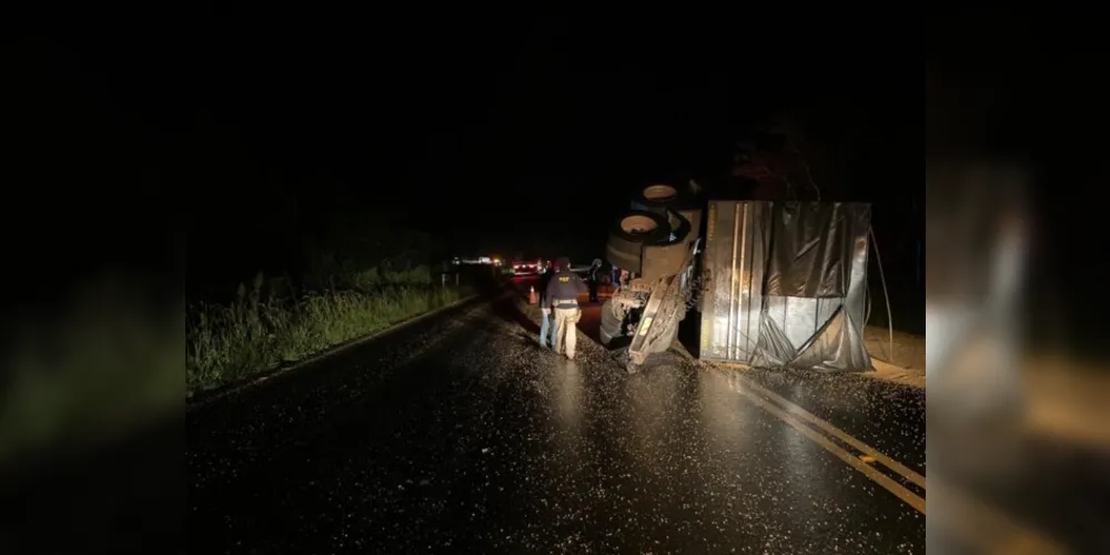 Carreta que estava com milho tombou na pista