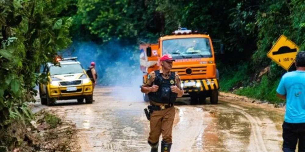 Trecho da PR-340 foi liberado na tarde desta quinta-feira (23). Defesa Civil emitiu um comunicado alertando para o risco de novos deslizamentos
