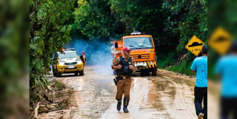 Trecho da PR-340 foi liberado na tarde desta quinta-feira (23). Defesa Civil emitiu um comunicado alertando para o risco de novos deslizamentos