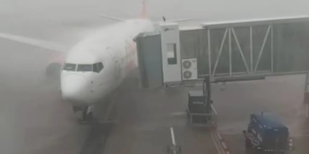 Os aviões arrastados são da Azul e da Gol, que seguiriam para Curitiba e Guarulhos, respectivamente