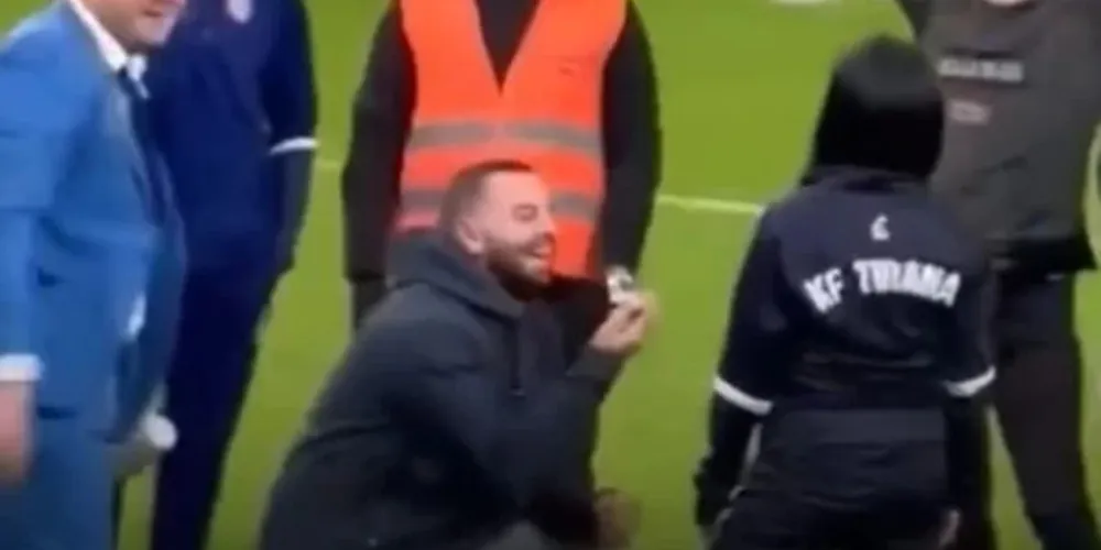 Os torcedores aplaudiram o momento, junto dos médicos e seguranças