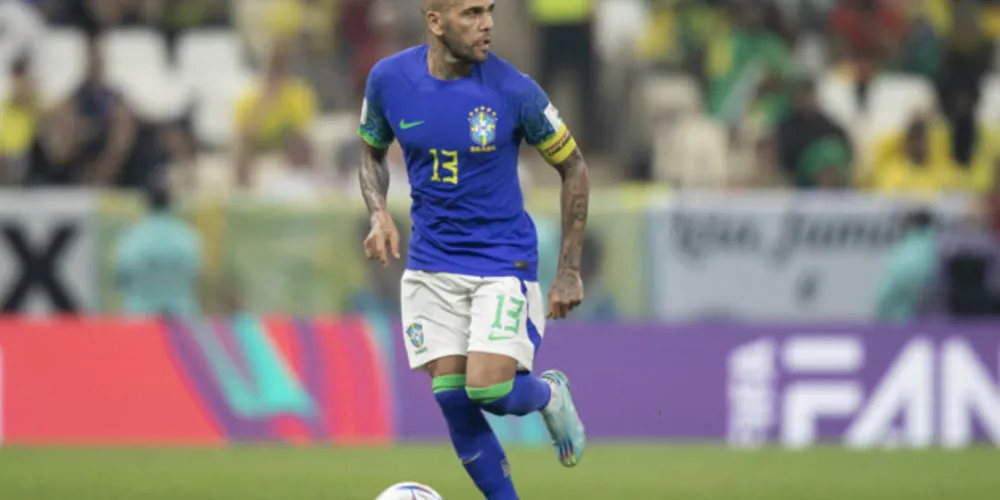 Lateral chegou a ser o capitão do Brasil na derrota para Camarões na Copa