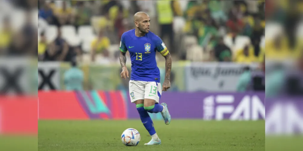 Lateral chegou a ser o capitão do Brasil na derrota para Camarões na Copa