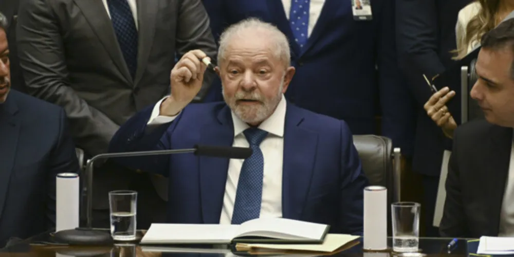 Decretos foram assinados logo no primeiro dia de trabalho do mandatário