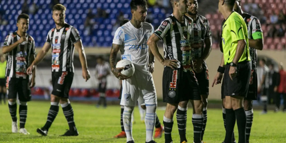 Jogo no Estádio do Café foi marcado por polêmicas na arbitragem