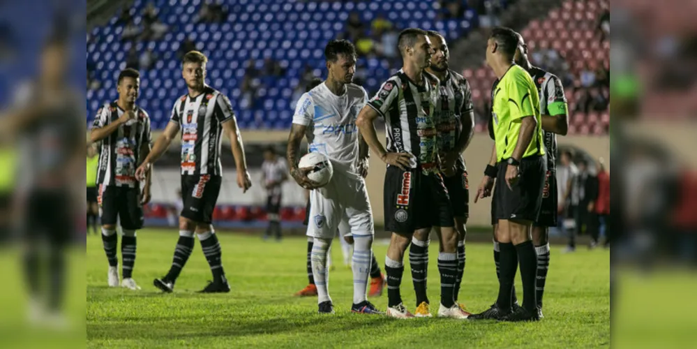 Jogo no Estádio do Café foi marcado por polêmicas na arbitragem