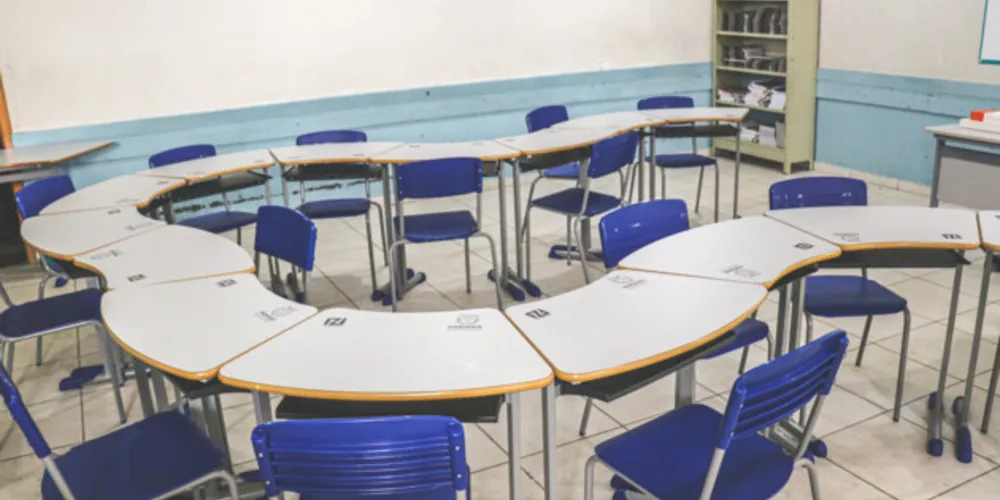 Estado inicia entrega 112 mil novas carteiras aos colégios estaduais, algumas com formato dinâmico