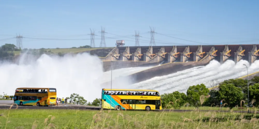 Juntas, as calhas chegaram a escoar 12 milhões de litros de água por segundo, volume equivalente a oito vezes a vazão média das Cataratas do Iguaçu