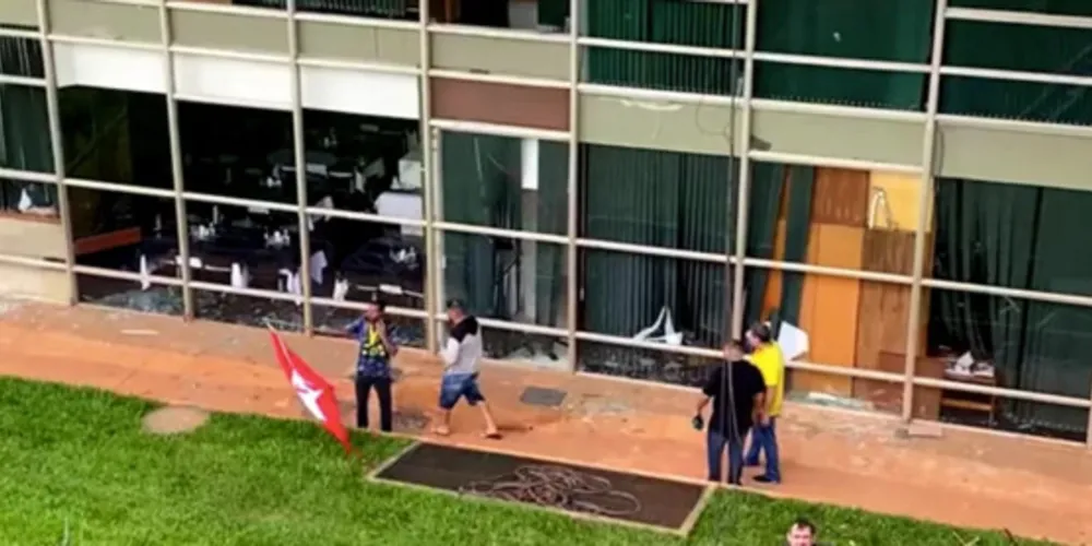 Usuários usam vídeo de homem segurando bandeira do PT em invasão ao Congresso Nacional como prova da suposta presença de infiltrados