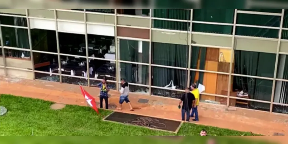 Usuários usam vídeo de homem segurando bandeira do PT em invasão ao Congresso Nacional como prova da suposta presença de infiltrados