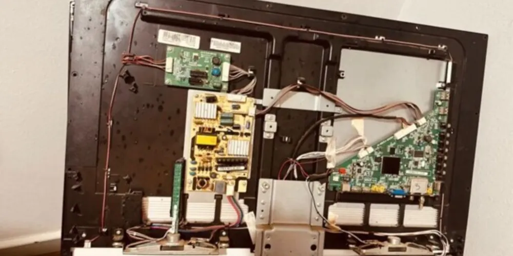 Dentro do aparelho os agentes encontraram 90 gramas de maconha, cinco celulares e três chips das operadoras Claro e TIM