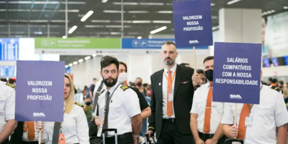 Pilotos, copilotos e comissiários de bordo levantaram placas com reivindicações no Aeroporto Internacional de Brasília
