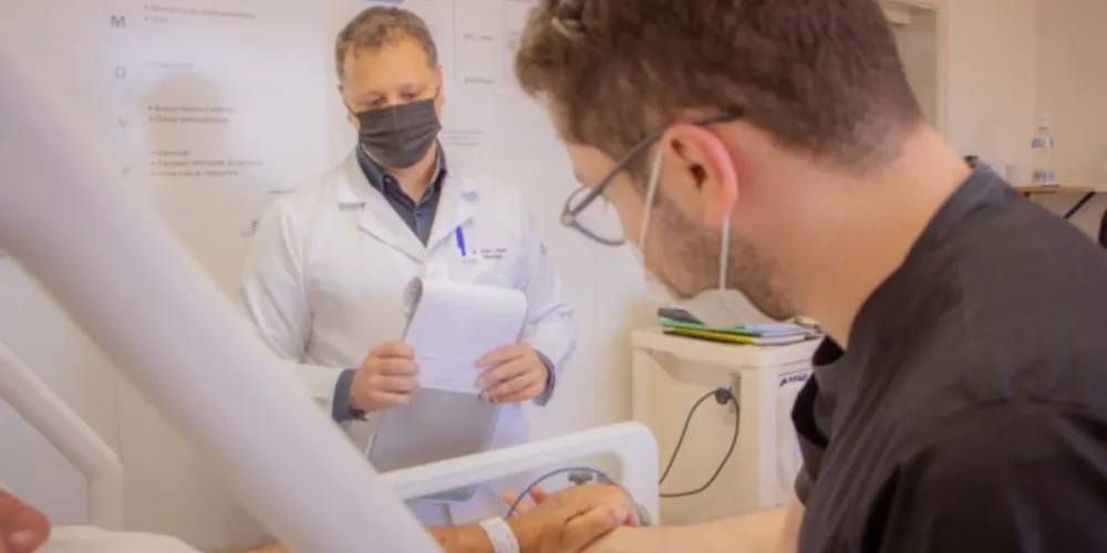 Os principais sintomas do AVC são perda de força, alteração na fala e perda de sensibilidade no corpo